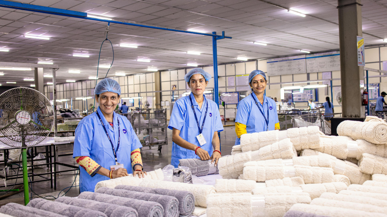 Manufacturing floor with assembly line team